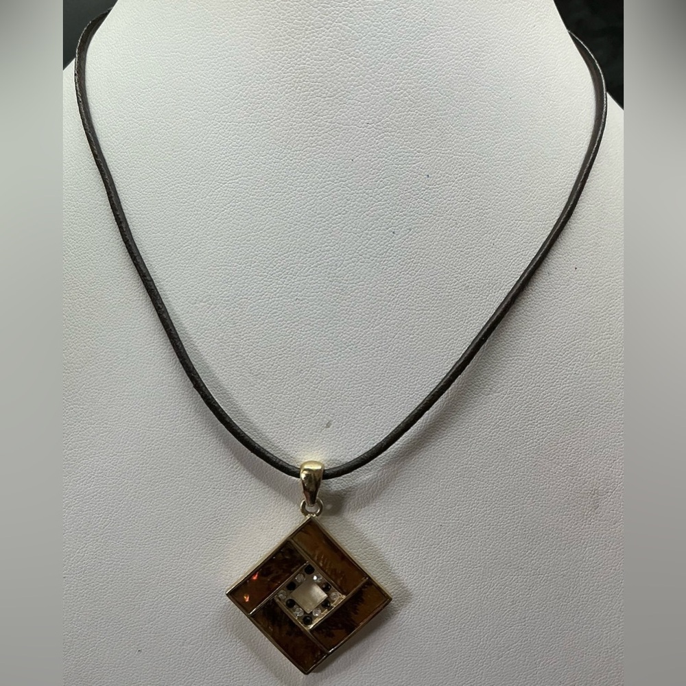 KENNETH COLE TWO TONE AMBER STAINED GLASS AND RHINESTONE CORDED PENDANT NECKLACE